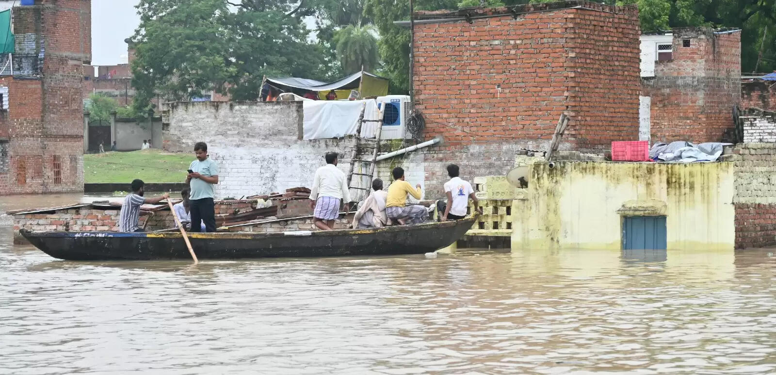 Varanasi flood 2025 : बनारस में बाढ़ की आफत, सड़कें और कॉलोनियां पानी-पानी, तस्वीरों में देखिये हालात https://livevns.news/Top-Headlines/varanasi-flood-2025-flood-in-varanasi-roads-and-colonies/cid17191972.htm
