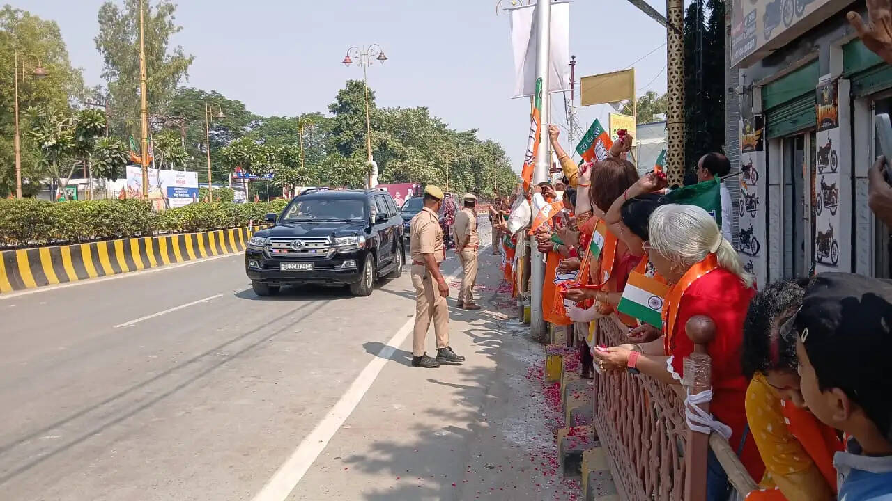 काशीवासियों के अभिवादन के लिए कार से बाहर आए प्रधानमंत्री मोदी, नमो घाट तक दिखा उत्सवी माहौल