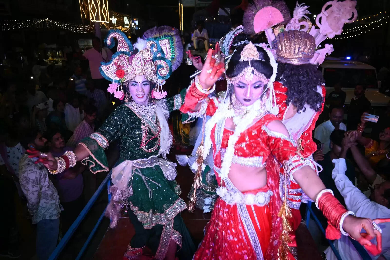 चेतगंज की विश्व प्रसिद्ध नक्क्टैया का आयोजन शुक्रवार की रात किया गया। नक्कटैया में देश भर से आए लाग विमान शामिल हुए। इसमें तरह-तरह की झाकियों ने लोगों का मन मोह लिया। पहलगाम हमले के बाद पाकिस्तान के खिलाफ भारत के ऑपरेशन सिंदूर की झांकी ने लोगों का ध्यान खींचा।