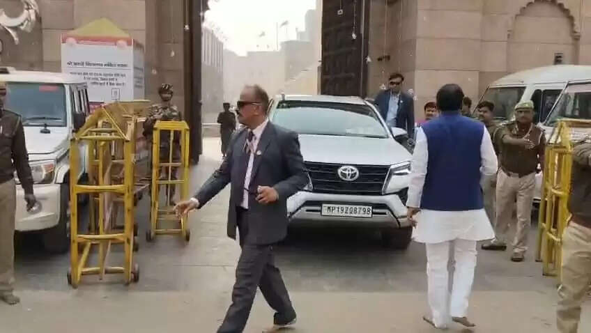 मध्यप्रदेश के मुख्यमंत्री डॉ. मोहन यादव ने किया काशी विश्वनाथ मंदिर में दर्शन-पूजन