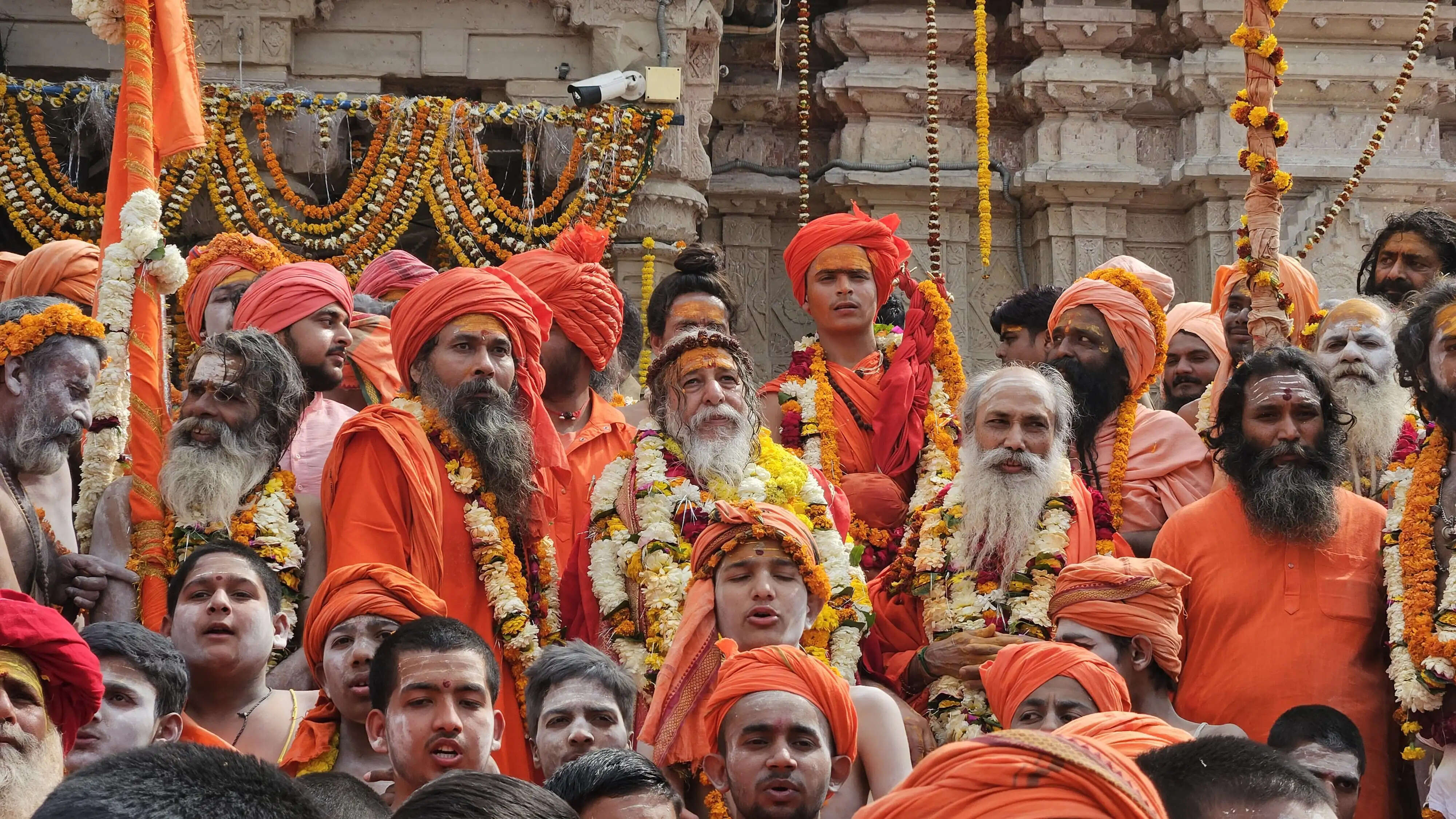 तन पर भस्म रमाई, हाथों में गदा, त्रिशूल और तलवार लेकर नागा साधुओं ने काशी में निकाली पेशवाई, हर-हर महादेव के उद्घोष से गूंजी बाबा विश्वनाथ की अंगनाई