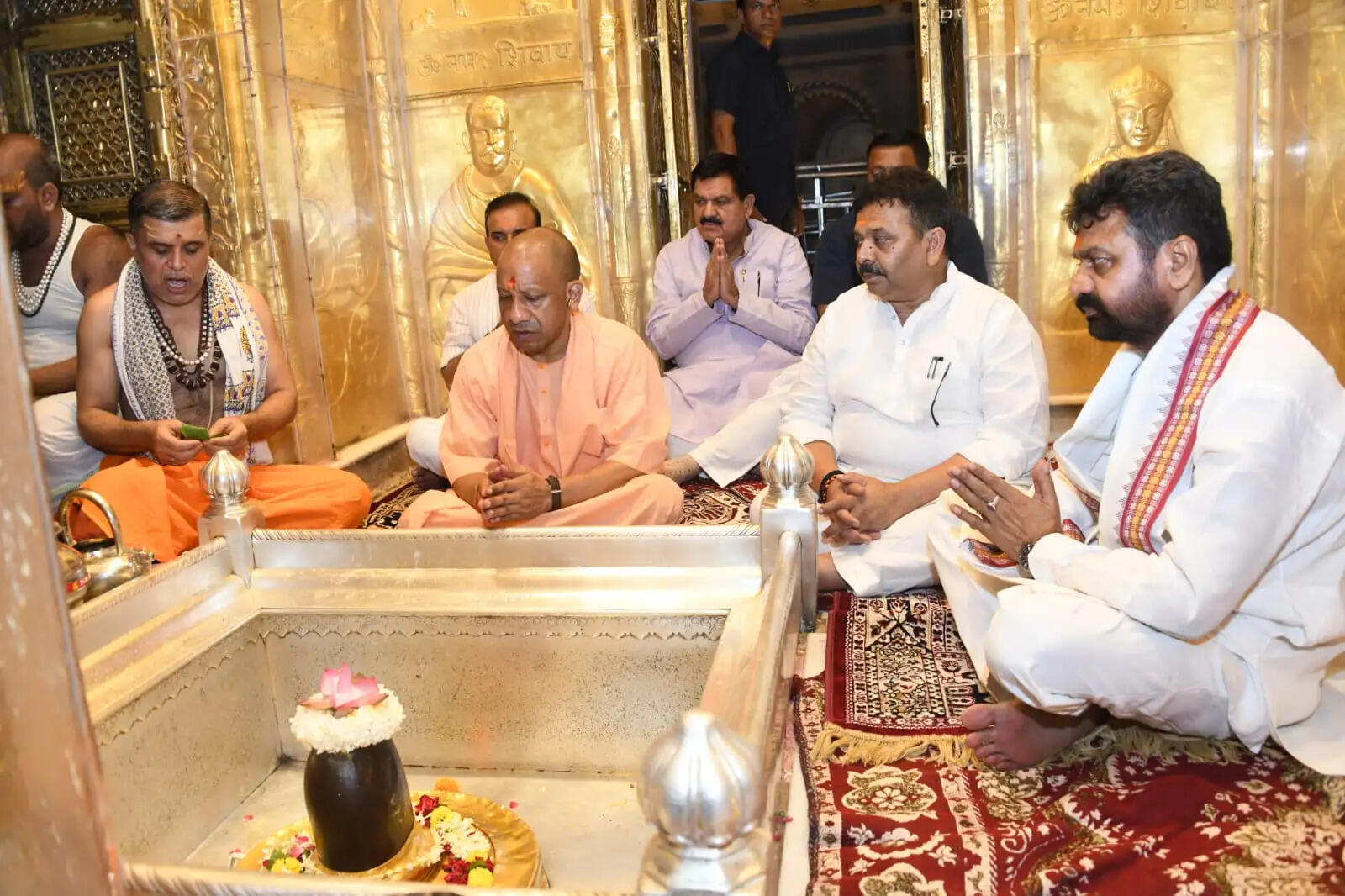 कालभैरव और काशी विश्वनाथ मंदिर में किया दर्शन-पूजन