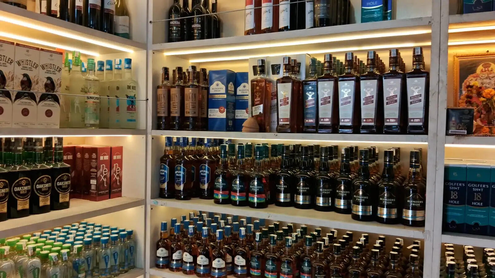 होली में ‘बम-बम’ हुई काशी: तीन दिनों में 27 करोड़ की शराब बिकी, शहर में अंग्रेजी तो गांव में देसी की रही ज्यादा मांग