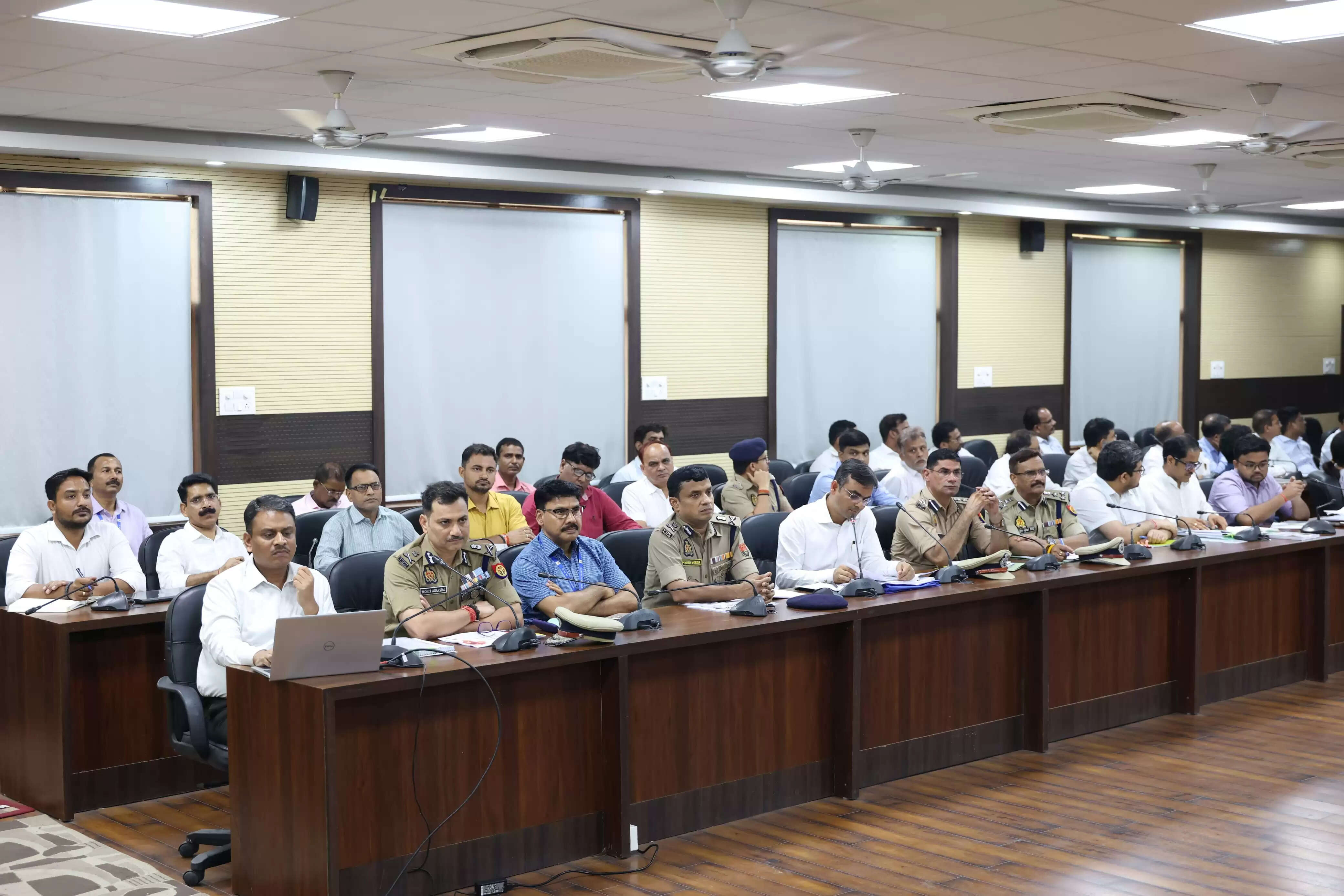 स्वच्छता मानकों में टॉप-5 में शामिल हो वाराणसी, सीएम ने अफसरों को दिया लक्ष्य