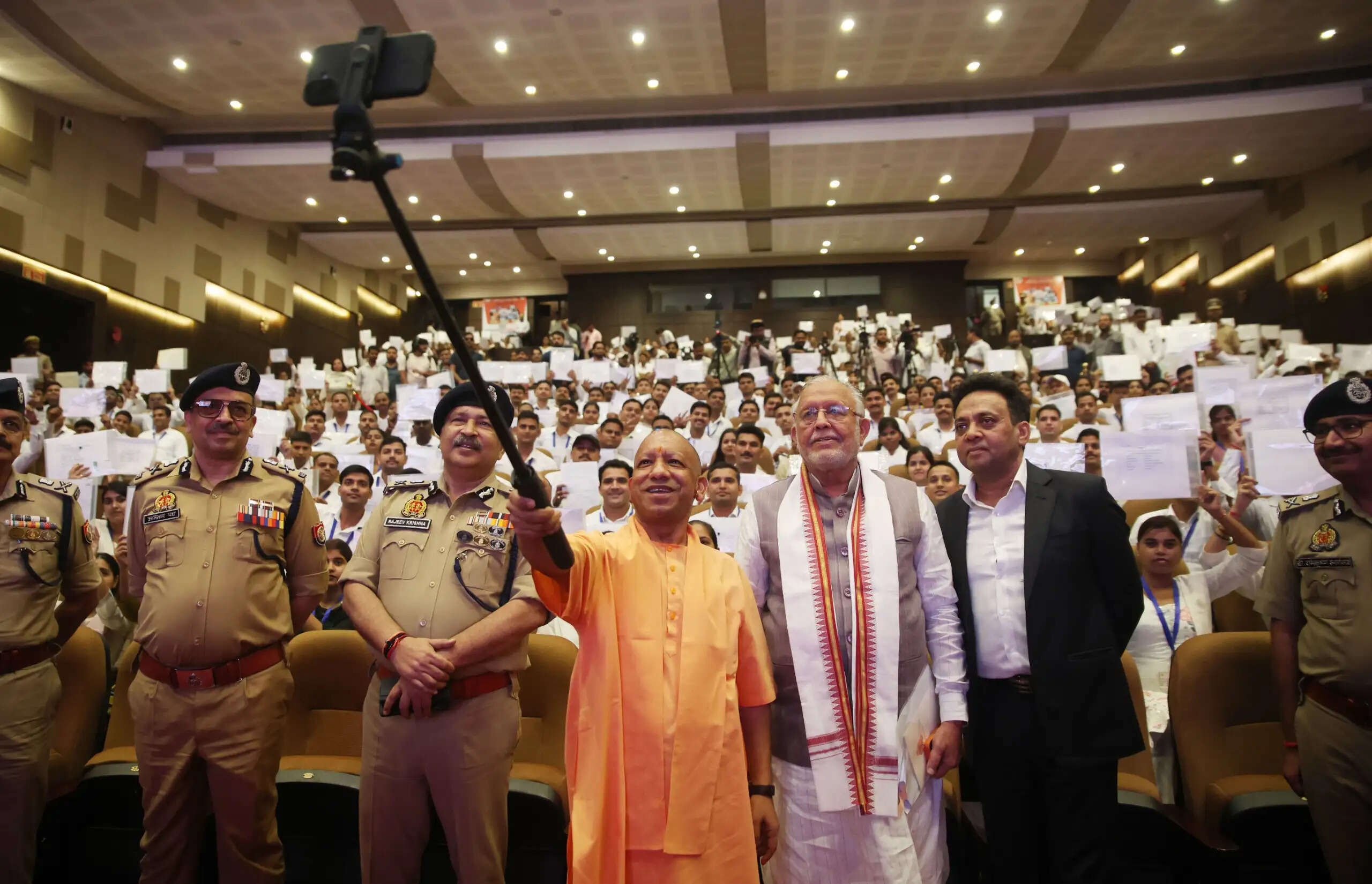 छह महीने में एक लाख युवाओं को सरकारी नौकरी