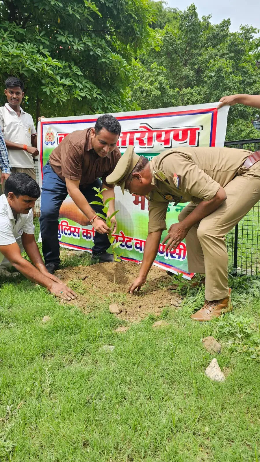 'एक पेड़ माँ के नाम' अभियान: डीसीपी प्रमोद कुमार ने पुलिस लाइन में किया वृक्षारोपण, पुलिसकर्मियों को दिलाया पर्यावरण संरक्षण का संकल्प