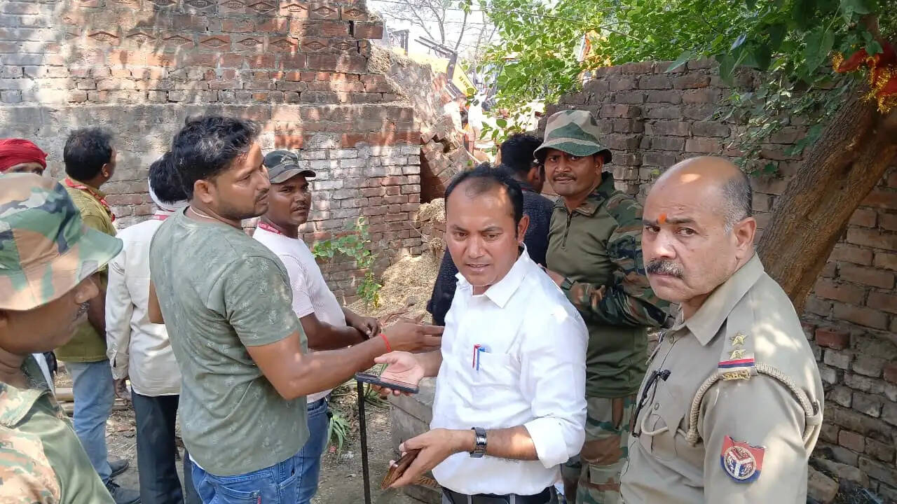 अवलेशपुर में गरजा बुलडोजर, अतिक्रमण हटाने पहुंची टीम तो महिलाओं ने मिठाई-पानी देकर जताया विरोध
