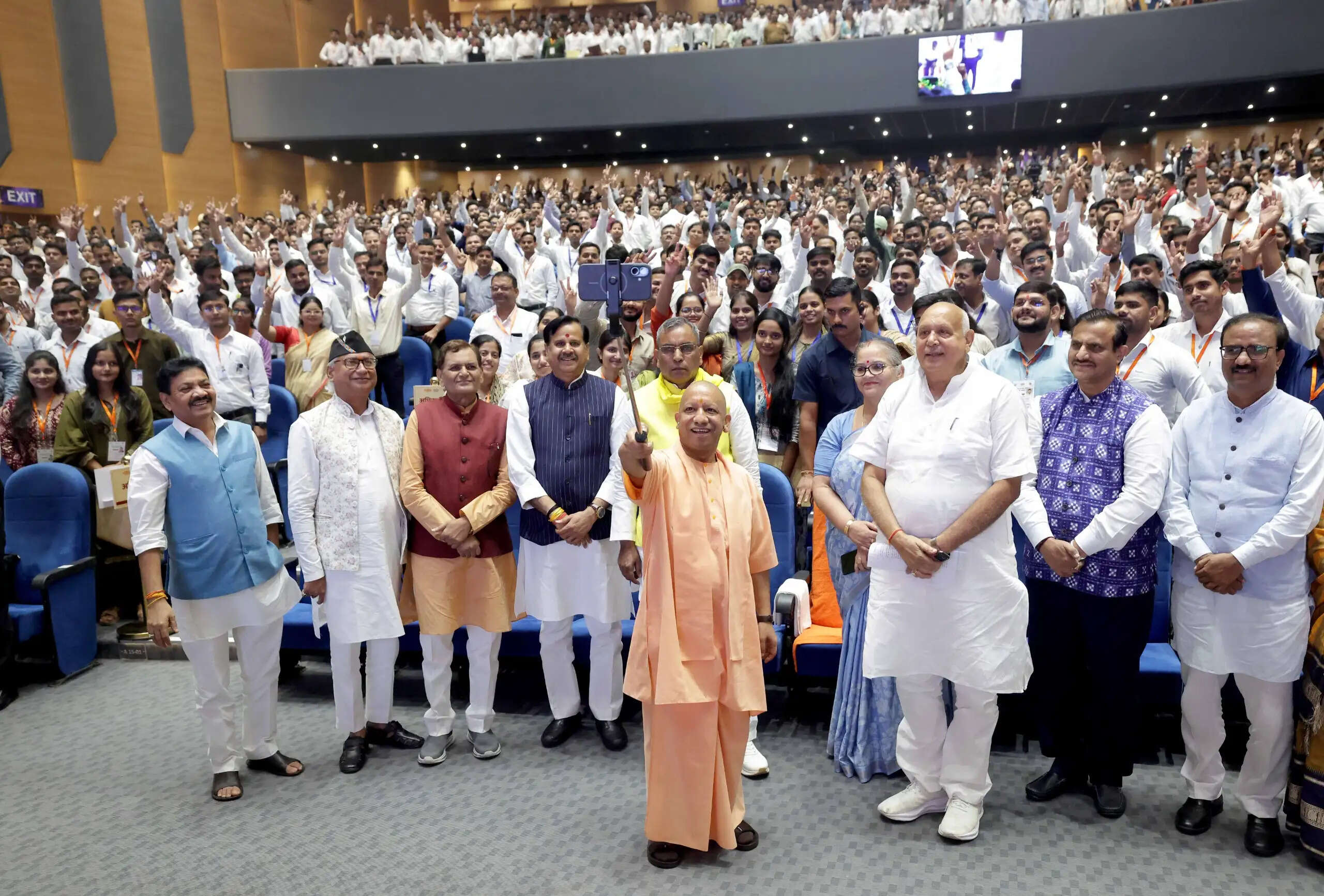 &nbsp;  नए स्लोगन के साथ गिरगिट की तरह रंग बदल रही सपा: सीएम योगी