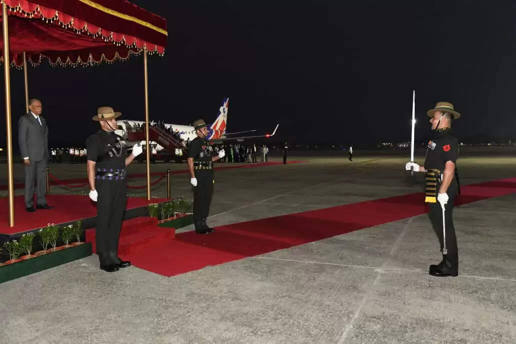 राज्यपाल व सीएम योगी ने काशी में किया प्रधानमंत्री का स्वागत