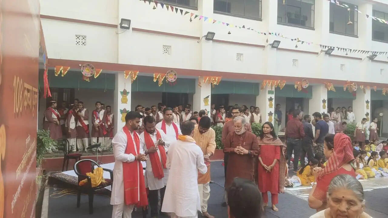 रवींद्रपुरी स्थित गोपी राधा प्राइमरी स्कूल