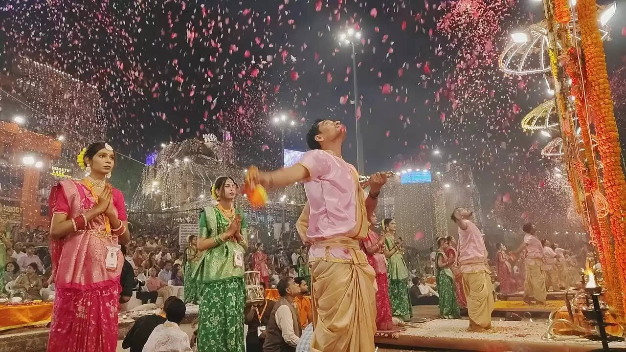 ऑपरेशन सिंदूर को समर्पित रही मां गंगा की महाआरती, 51 हजार दीपों की आभा से जगमगाया दशाश्वमेध घाट, आध्यात्म और राष्ट्रभक्ति का दिखा संगम