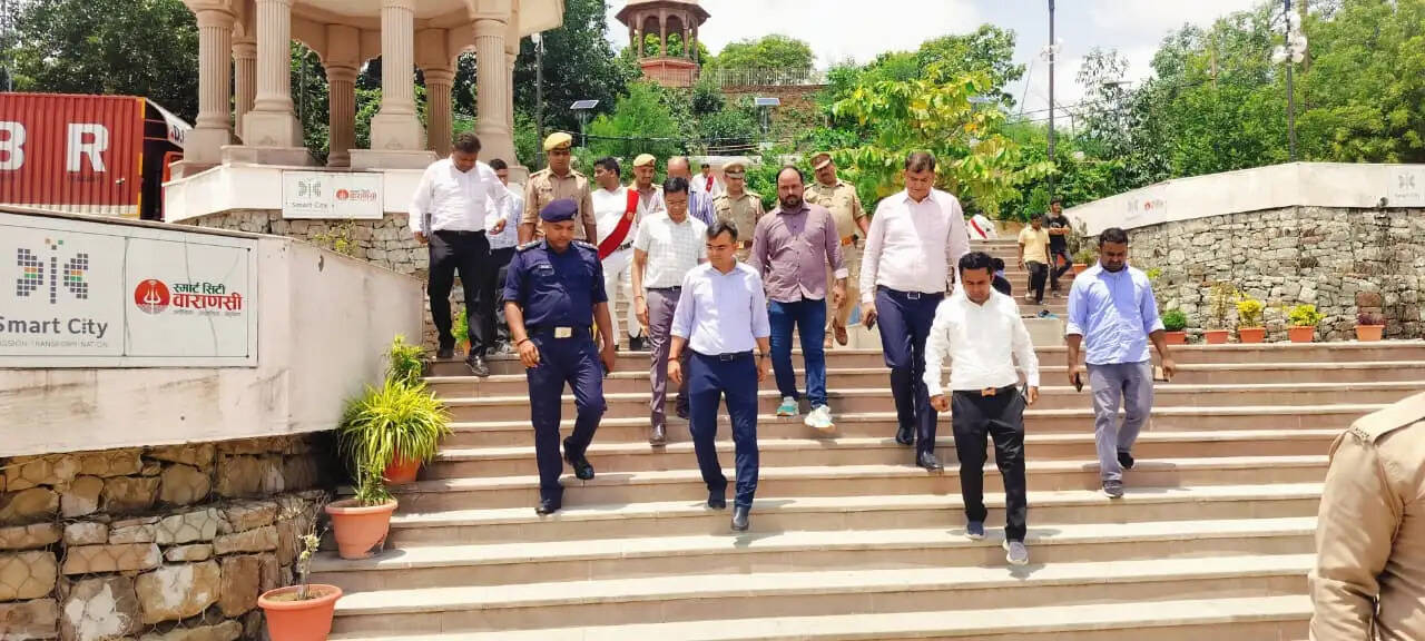 गंगा-वरुणा के बढ़ते जलस्तर पर प्रशासन अलर्ट, NDRF की नाव से बाढ़ प्रभावित इलाकों में पहुंचे डीएम