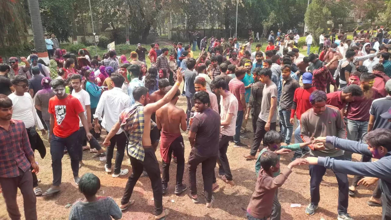 holi in bhu campus 2024