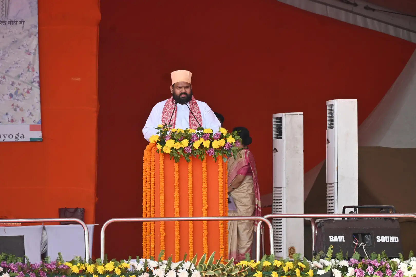 स्वर्वेद महामंदिर में सीएम योगी ने किया यज्ञ और गुरुकुल का उद्घाटन