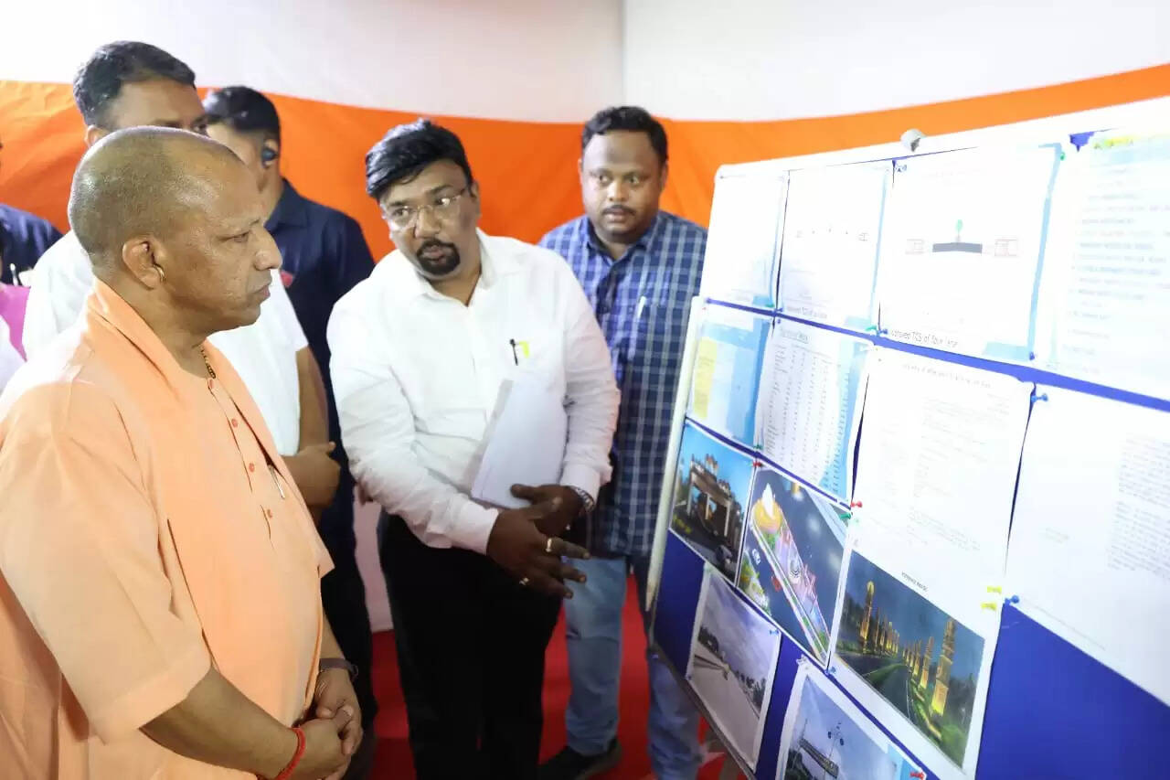 अगस्त तक पूरा करें परियोजनाओं का काम, सीएम योगी ने अफसरों को दिए निर्देश