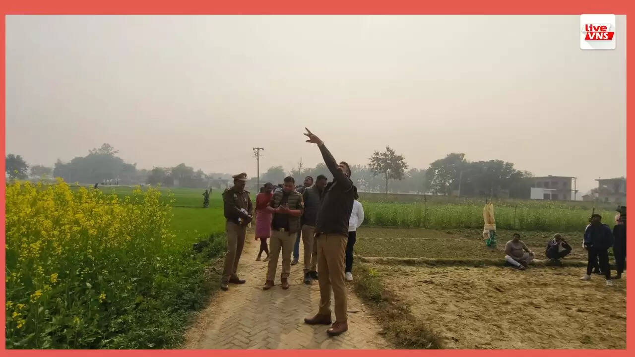 मिर्जामुराद थाना क्षेत्र के लालपुर पावर हाउस के पीछे स्थित खरगरामपुर गांव में रविवार को एक युवक बिजली के खंभे पर चढ़ गया। बताया जा रहा है कि वह अपनी प्रेमिका को मनाने के लिए खंभे पर चढ़ा था। अचानक हुई इस घटना से आसपास के लोग घबरा गए और मौके पर भीड़ जमा हो गई।