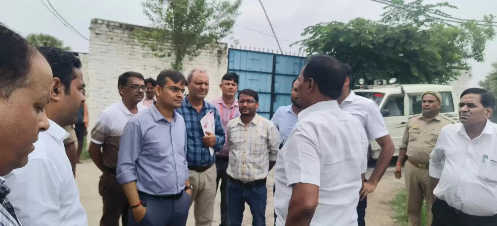 वाराणसी। जिलाधिकारी सत्येंद्र कुमार ने बाढ़ से प्रभावित होने वाले क्षेत्रों का दौरा कर स्थिति का जायजा लिया। उन्होंने प्राथमिक विद्यालय, सलारपुर में स्थापित बाढ़ चौकी का निरीक्षण किया और अधिकारियों को राहत एवं बचाव कार्यों के लिए आवश्यक दिशा-निर्देश दिए।