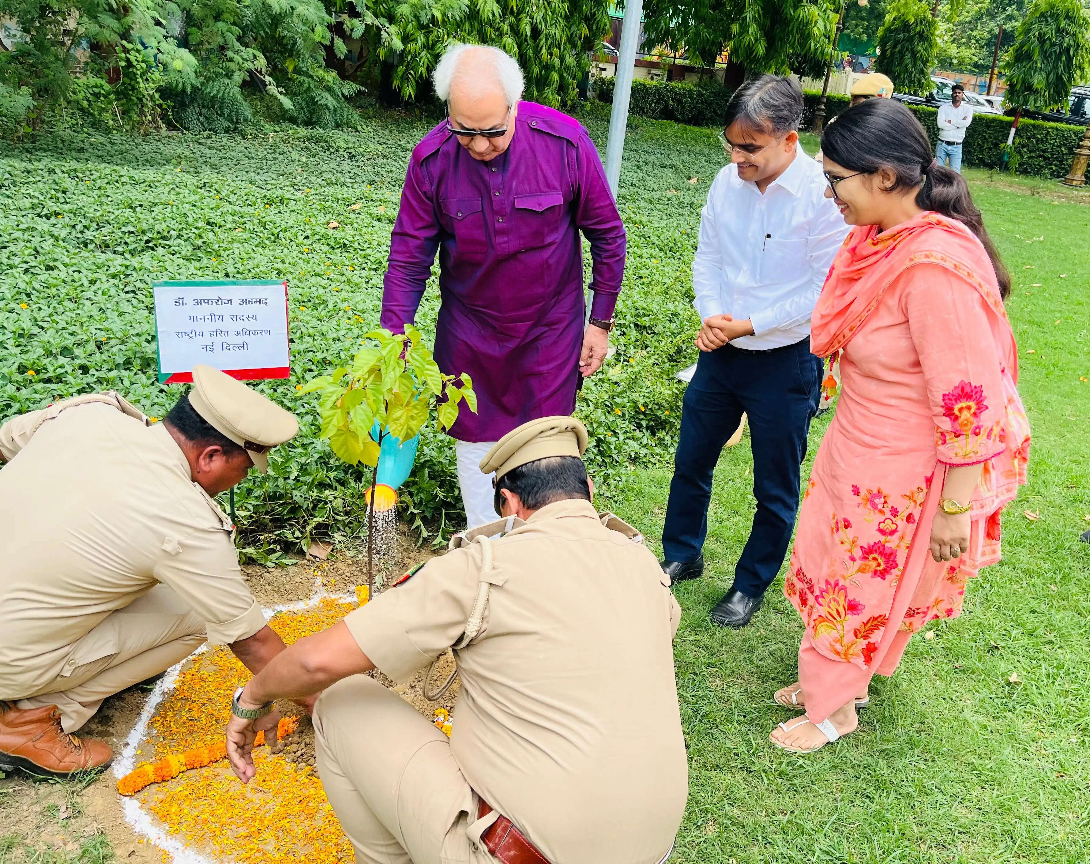 राष्ट्रीय हरित न्यायाधिकरण (एनजीटी) द्वारा पारित आदेशों के अनुपालन और वाराणसी में पर्यावरण संरक्षण के लिए किए जा रहे कार्यों की समीक्षा को लेकर गुरुवार को सर्किट हाउस सभागार में महत्वपूर्ण बैठक आयोजित की गई। बैठक की अध्यक्षता एनजीटी की प्रधान न्यायपीठ, नई दिल्ली के माननीय सदस्य एवं न्यायाधीश डॉ. अफरोज अहमद ने की। इस दौरान उन्होंने विशेष रूप से बायोमेडिकल वेस्ट प्रबंधन, नदी संरक्षण, सीवरेज ट्रीटमेंट, भूजल संरक्षण और हरित क्षेत्र विस्तार को लेकर संबंधित विभागों को कई महत्वपूर्ण निर्देश दिए।