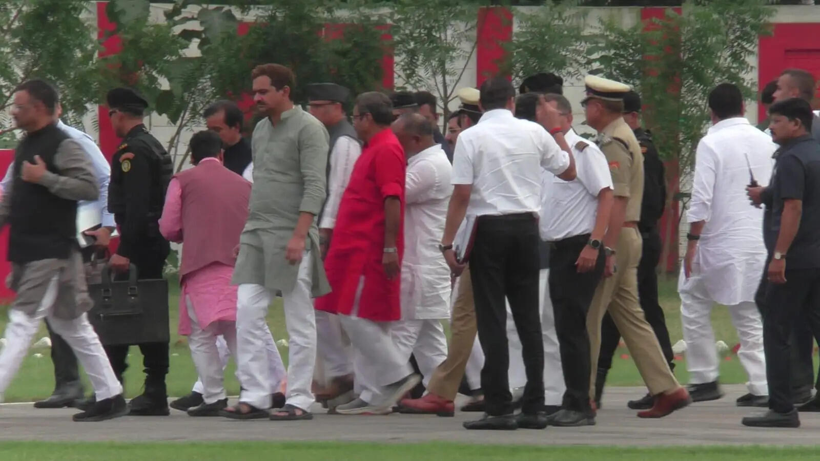 वंदेभारत स्लीपर ट्रेन के उद्घाटन के लिए काशी पहुंचे सीएम योगी, रेलमंत्री के साथ हरी झंडी दिखाकर करेंगे रवाना&nbsp;