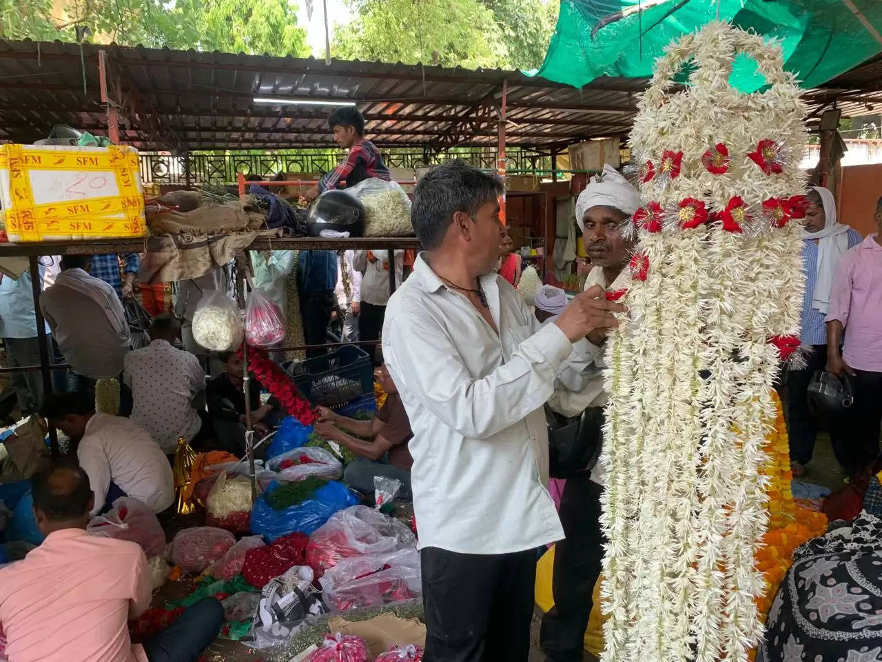 flower market in varanasi