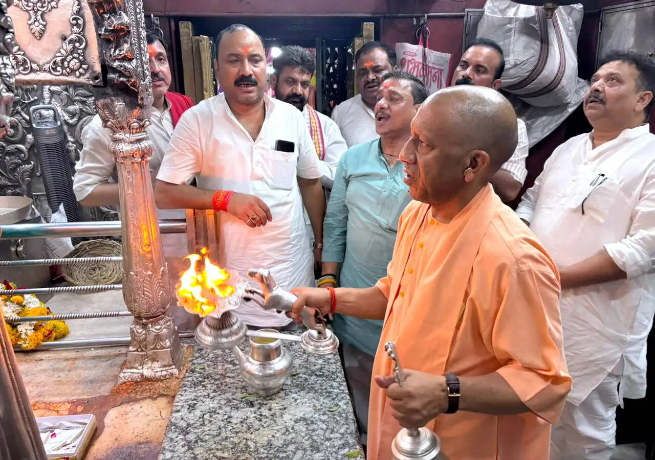 कालभैरव और काशी विश्वनाथ मंदिर में किया दर्शन-पूजन