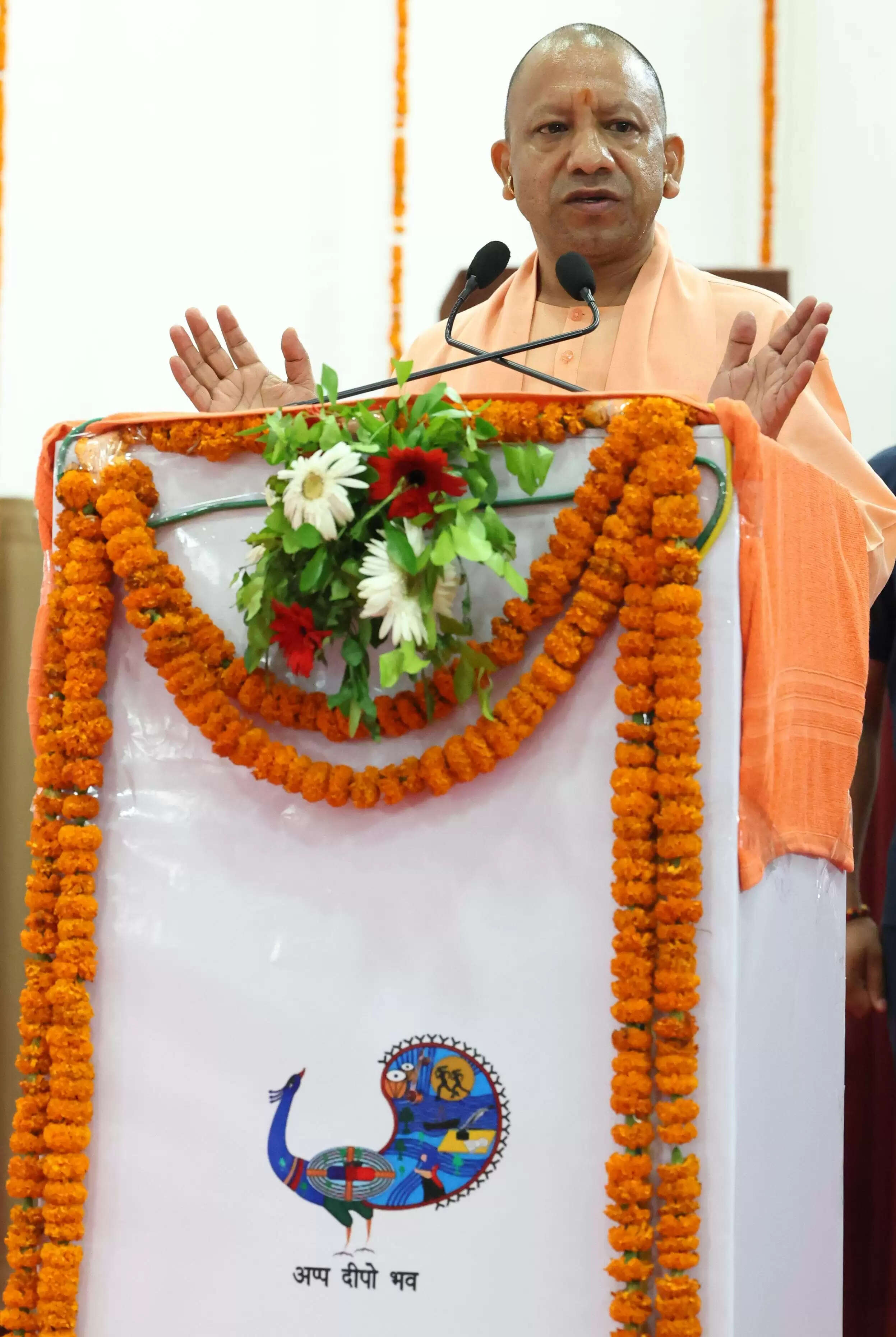 बनारस में गरजे योगी, कहा- फेक अकाउंट बनाकर जातियों के बीच संघर्ष कराना चाहते हैं कुछ लोग