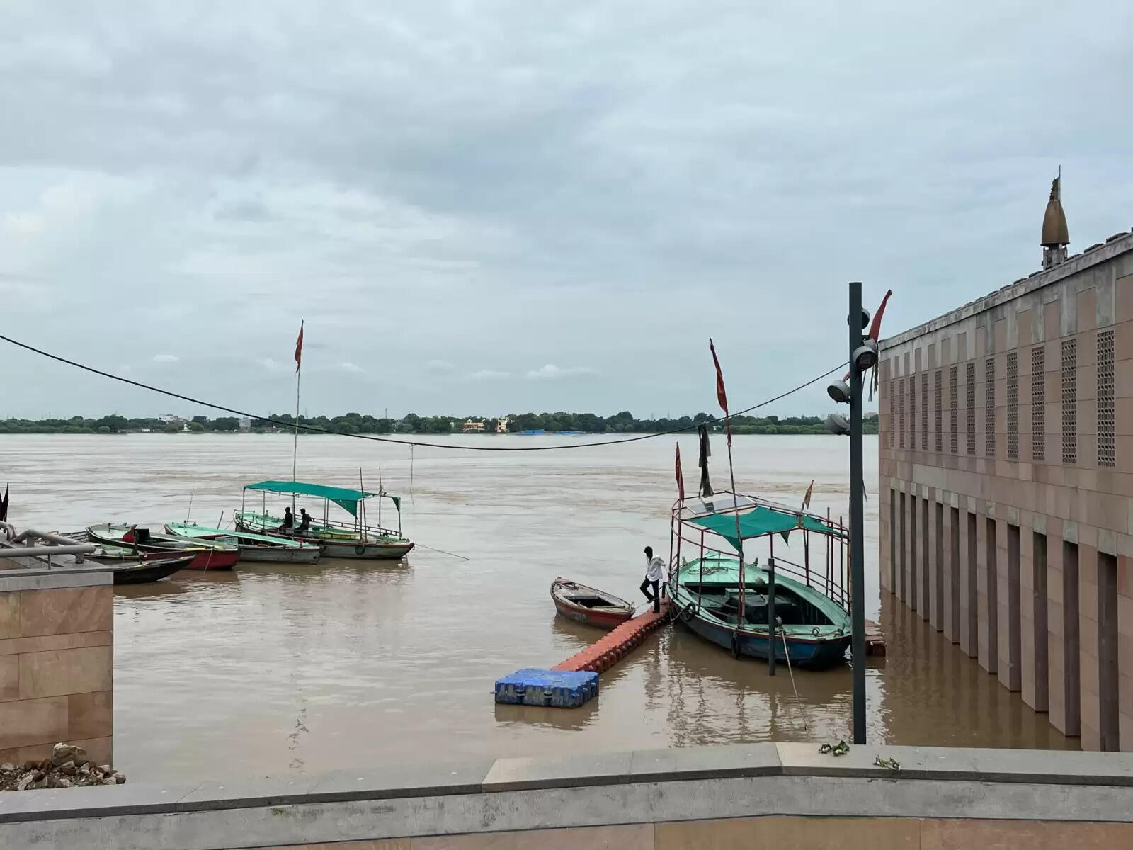 वाराणसी। पतितपावनी मां गंगा काशी में इस समय अपने रौद्र रूप में हैं। बनारस में गंगा का जलस्तर खतरे के निशान से ऊपर पहुंच चुका है। इसके चलते वरूणा भी उफान पर है। शहर के कई इलाके और गांव बाढ़ की चपेट में आ चुके हैं। सड़कें और गलियों में गाड़ी-मोटर की जगह नावें दौड़ रही हैं। वहीं हजारों लोग घर छोड़कर पलायन को विवश हो गए हैं। तस्वीरों में देखिये बनारस में बाढ़ के हालात.....।