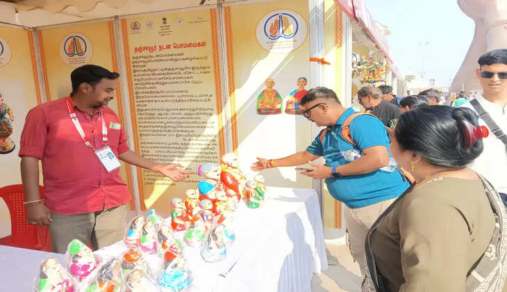 काशी तमिल संगमम् 4.0 में नमो घाट पर चल रही प्रदर्शनी में स्टॉल संख्या–28 ‘थंजावुर थलैयाट्टी बोम्मई’ पारंपरिक हस्तशिल्प प्रेमियों के लिए विशेष आकर्षण का केंद्र बना हुआ है। इस स्टॉल के संचालक श्री हरि प्रसंथ बूपाथी, जो तमिलनाडु के थंजावुर से आए हैं, पहली बार वाराणसी पहुंचे हैं और अपने साथ दक्षिण भारत की समृद्ध सांस्कृतिक विरासत लेकर आए हैं।