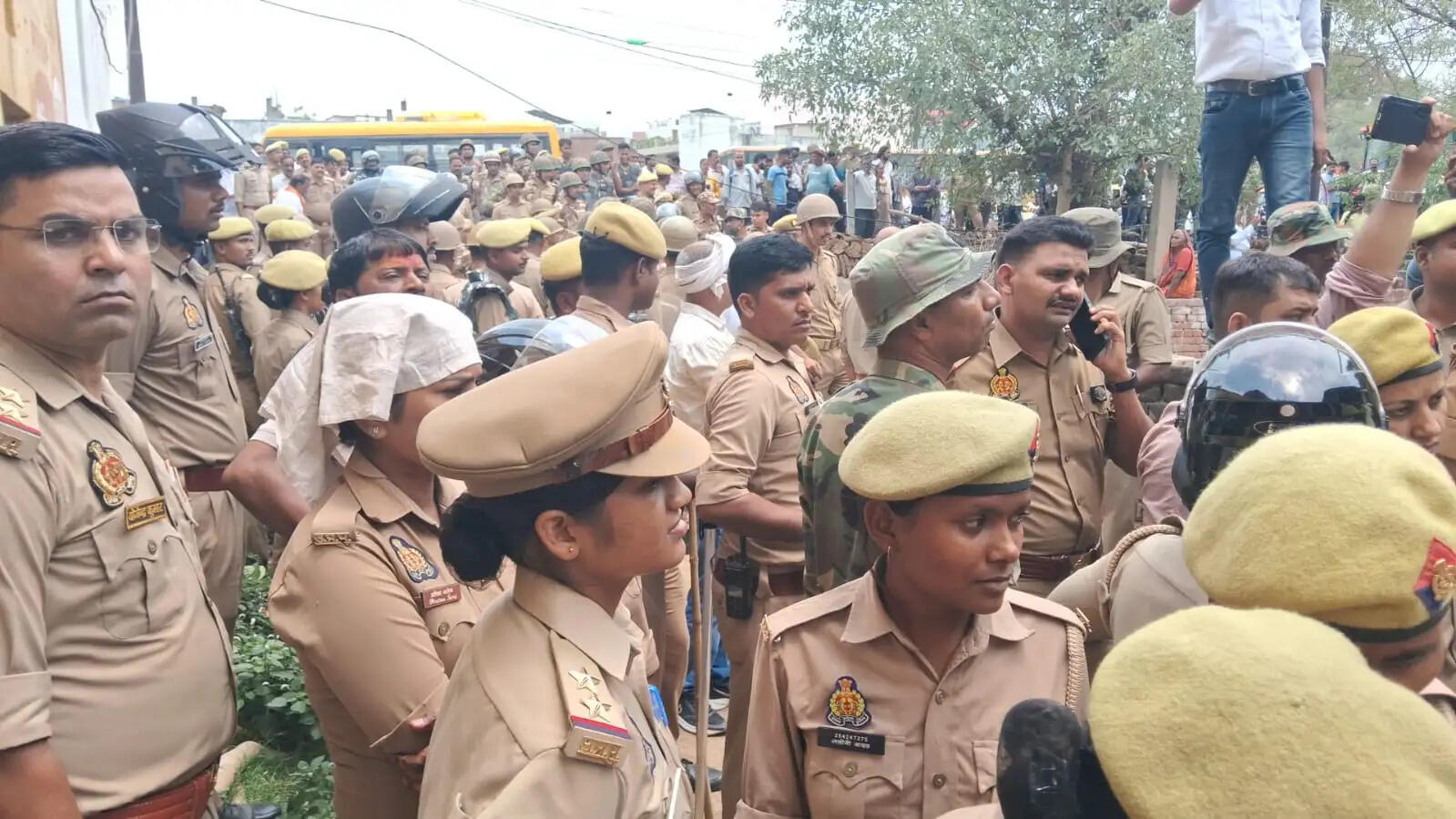 अवलेशपुर में गरजा बुलडोजर, अतिक्रमण हटाने पहुंची टीम तो महिलाओं ने मिठाई-पानी देकर जताया विरोध
