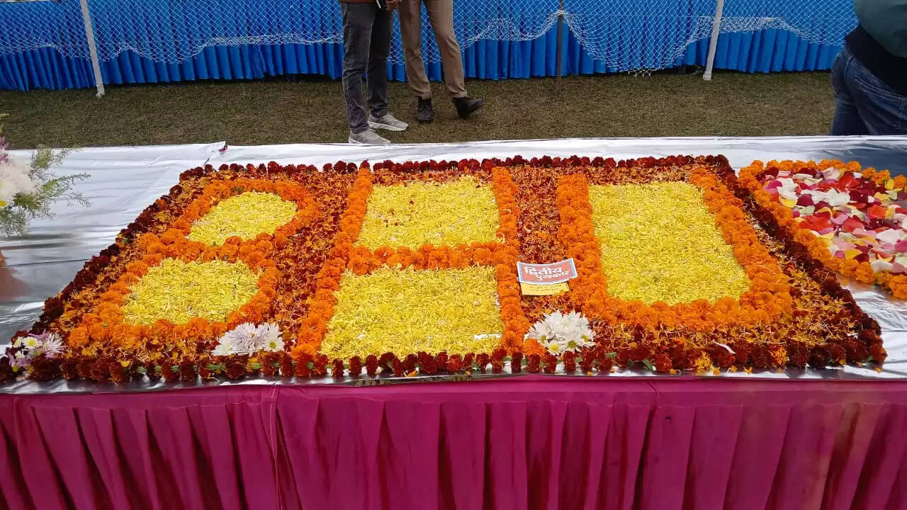  काशी हिंदू विश्वविद्यालय स्थित मालवीय भवन में गुरुवार को विश्वविद्यालय परिवार की ओर से महामना पंडित मदन मोहन मालवीय की जयंती के अवसर पर तीन दिवसीय भव्य पुष्प प्रदर्शनी का शुभारंभ हुआ। यह प्रदर्शनी न केवल बीएचयू की समृद्ध शैक्षणिक और सांस्कृतिक परंपरा को दर्शाती है, बल्कि विज्ञान, प्रकृति और आध्यात्मिकता के सुंदर समन्वय का भी जीवंत उदाहरण प्रस्तुत कर रही है।