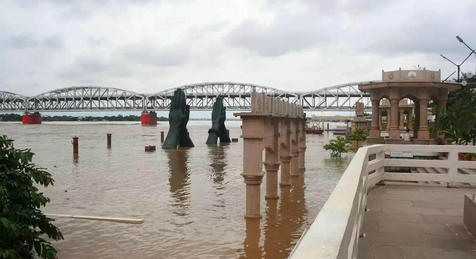 वाराणसी। पतितपावनी मां गंगा काशी में इस समय अपने रौद्र रूप में हैं। बनारस में गंगा का जलस्तर खतरे के निशान से ऊपर पहुंच चुका है। इसके चलते वरूणा भी उफान पर है। शहर के कई इलाके और गांव बाढ़ की चपेट में आ चुके हैं। सड़कें और गलियों में गाड़ी-मोटर की जगह नावें दौड़ रही हैं। वहीं हजारों लोग घर छोड़कर पलायन को विवश हो गए हैं। तस्वीरों में देखिये बनारस में बाढ़ के हालात.....।