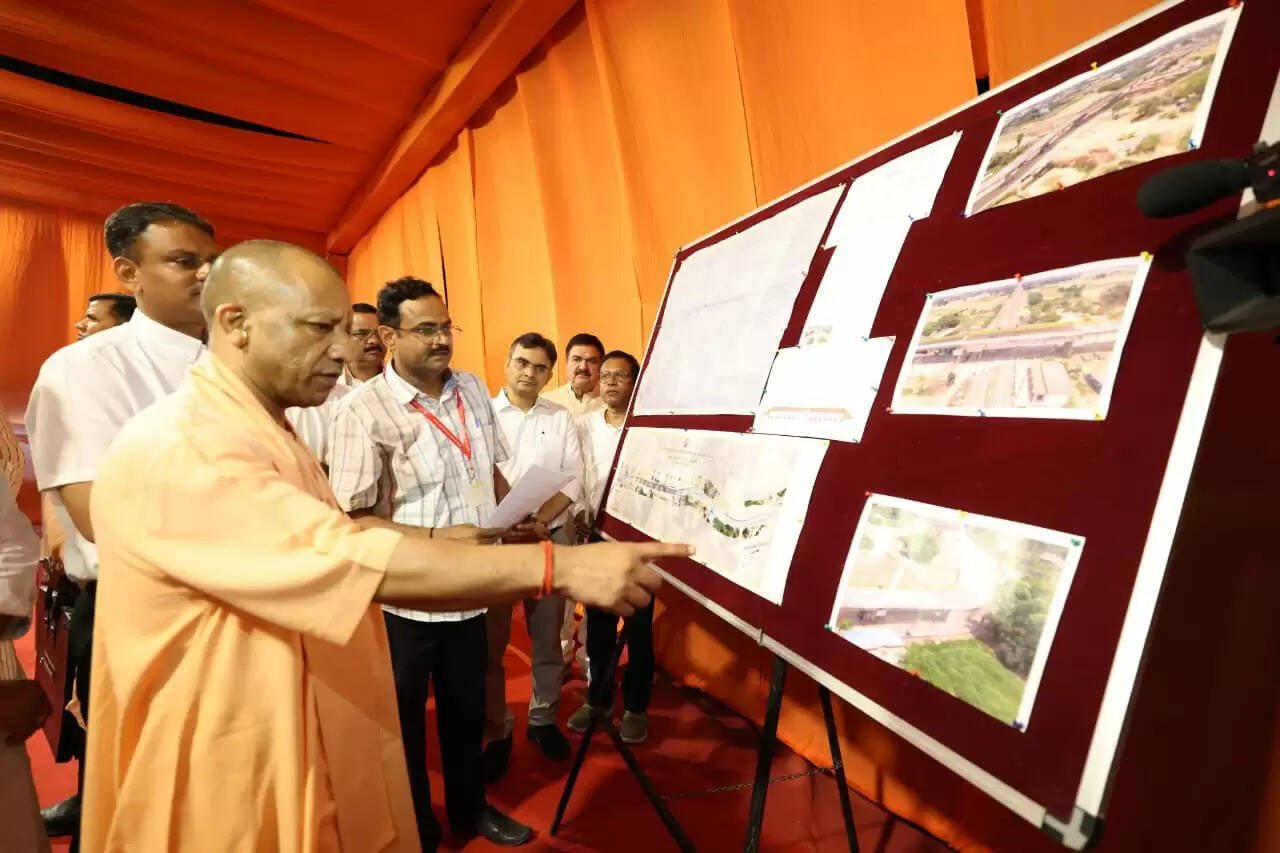 अगस्त तक पूरा करें परियोजनाओं का काम, सीएम योगी ने अफसरों को दिए निर्देश