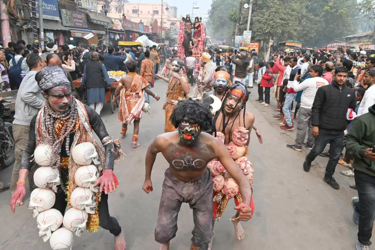 श्री काशी विश्वनाथ धाम की चौथी वर्षगांठ के अवसर पर शिव बारात समिति की ओर से शनिवार को भव्य शोभायात्रा का आयोजन किया गया। शोभायात्रा मैदागिन से प्रारंभ होकर दशाश्वमेध घाट तक निकाली गई, जिसमें शिवभक्तों की भारी भीड़ उमड़ी। डमरू-नगाड़ों की गूंज, हर-हर महादेव के जयघोष और आकर्षक झांकियों ने पूरे मार्ग को भक्तिमय वातावरण से सराबोर कर दिया।