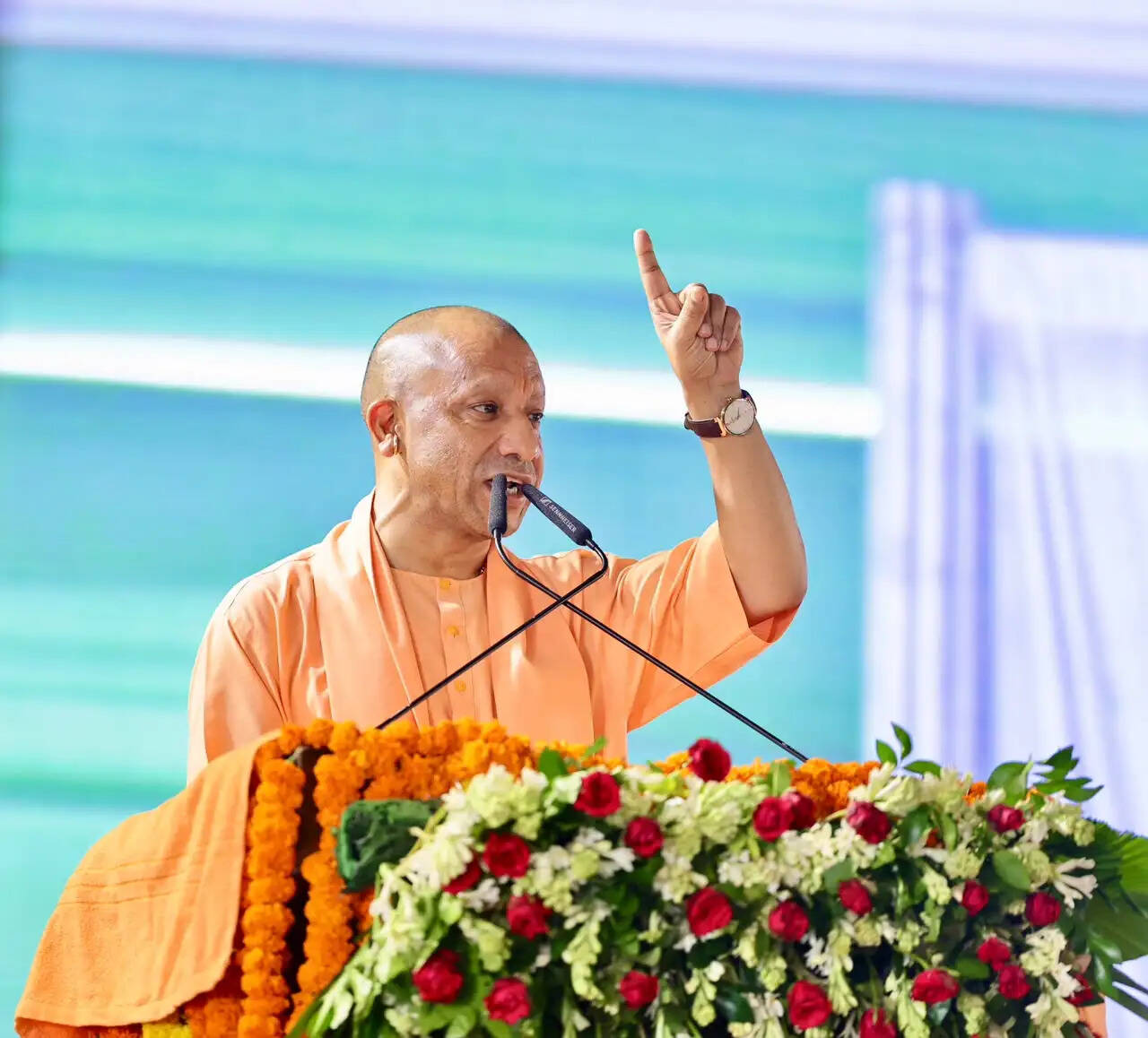 सीएम योगी ने विभिन्न योजनाओं के लाभार्थियों को चेक, प्रमाण पत्र और सांकेतिक चाबियां सौंपी