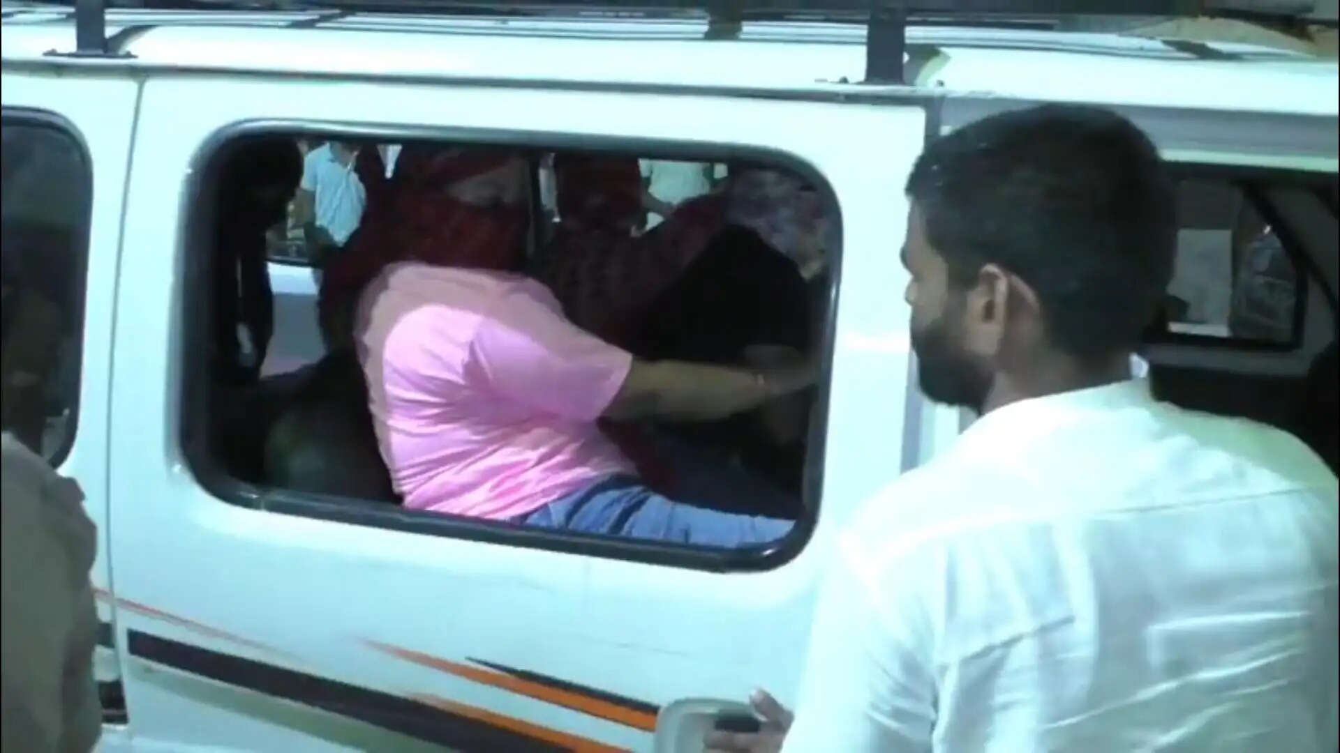 वाराणसी के होटल में सेक्स रैकेट का भंडाफोड़ | 5 युवतियां और 2 संचालक गिरफ्तार