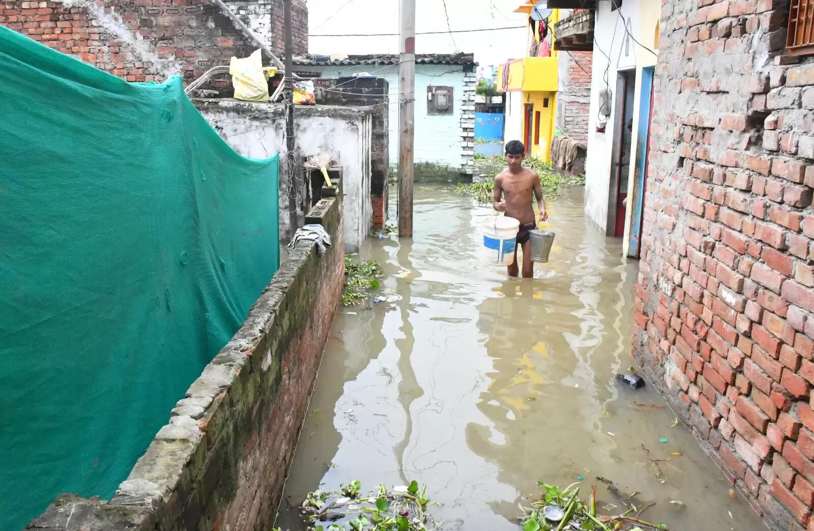 वाराणसी। पतितपावनी मां गंगा काशी में इस समय अपने रौद्र रूप में हैं। बनारस में गंगा का जलस्तर खतरे के निशान से ऊपर पहुंच चुका है। इसके चलते वरूणा भी उफान पर है। शहर के कई इलाके और गांव बाढ़ की चपेट में आ चुके हैं। सड़कें और गलियों में गाड़ी-मोटर की जगह नावें दौड़ रही हैं। वहीं हजारों लोग घर छोड़कर पलायन को विवश हो गए हैं। तस्वीरों में देखिये बनारस में बाढ़ के हालात.....।