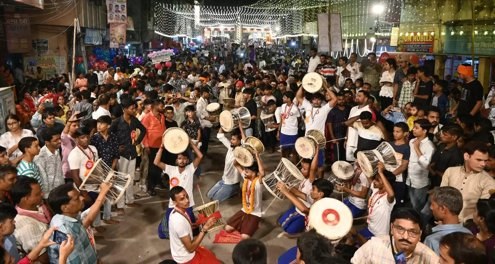 चेतगंज की विश्व प्रसिद्ध नक्क्टैया का आयोजन शुक्रवार की रात किया गया। नक्कटैया में देश भर से आए लाग विमान शामिल हुए। इसमें तरह-तरह की झाकियों ने लोगों का मन मोह लिया। पहलगाम हमले के बाद पाकिस्तान के खिलाफ भारत के ऑपरेशन सिंदूर की झांकी ने लोगों का ध्यान खींचा।