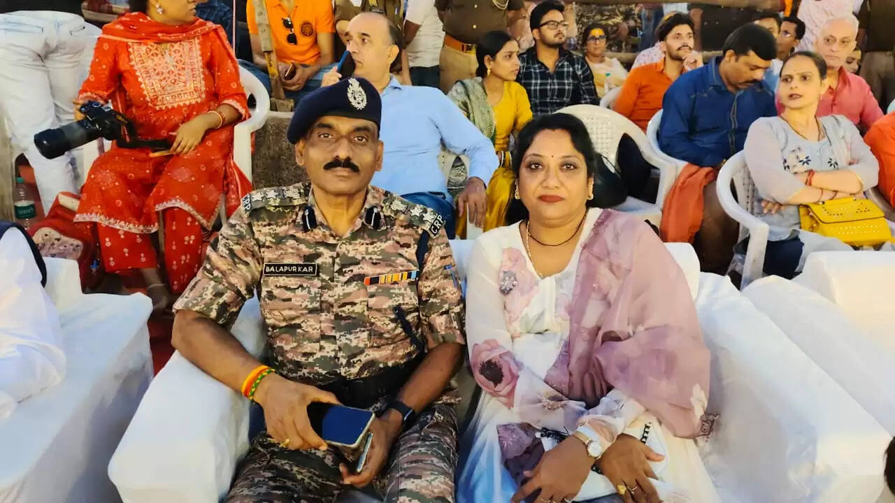 ऑपरेशन सिंदूर को समर्पित रही मां गंगा की महाआरती, 51 हजार दीपों की आभा से जगमगाया दशाश्वमेध घाट, आध्यात्म और राष्ट्रभक्ति का दिखा संगम