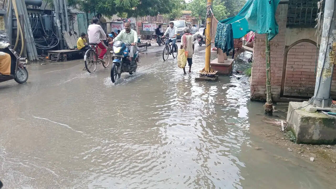 पद्मश्री चौराहे के पास कई दिनों से जलभराव, सड़क पर सीवर का पानी; दुर्गंध से राहगीर परेशान