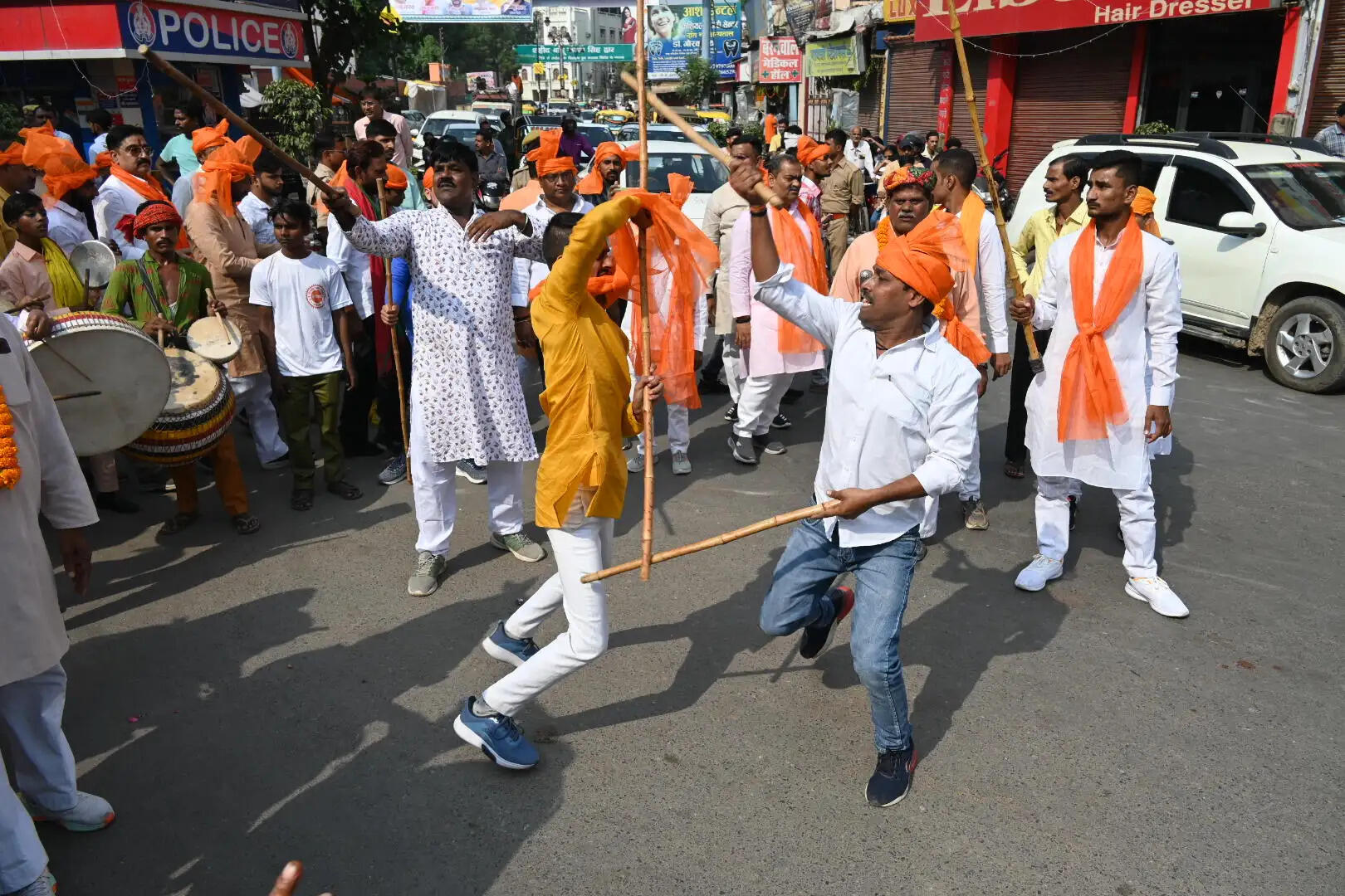 काशी में निकली 8 किमी लंबी गोवर्धन पूजा शोभायात्रा, मथुरा, वृंदावन की झांकियों ने मोहा मन