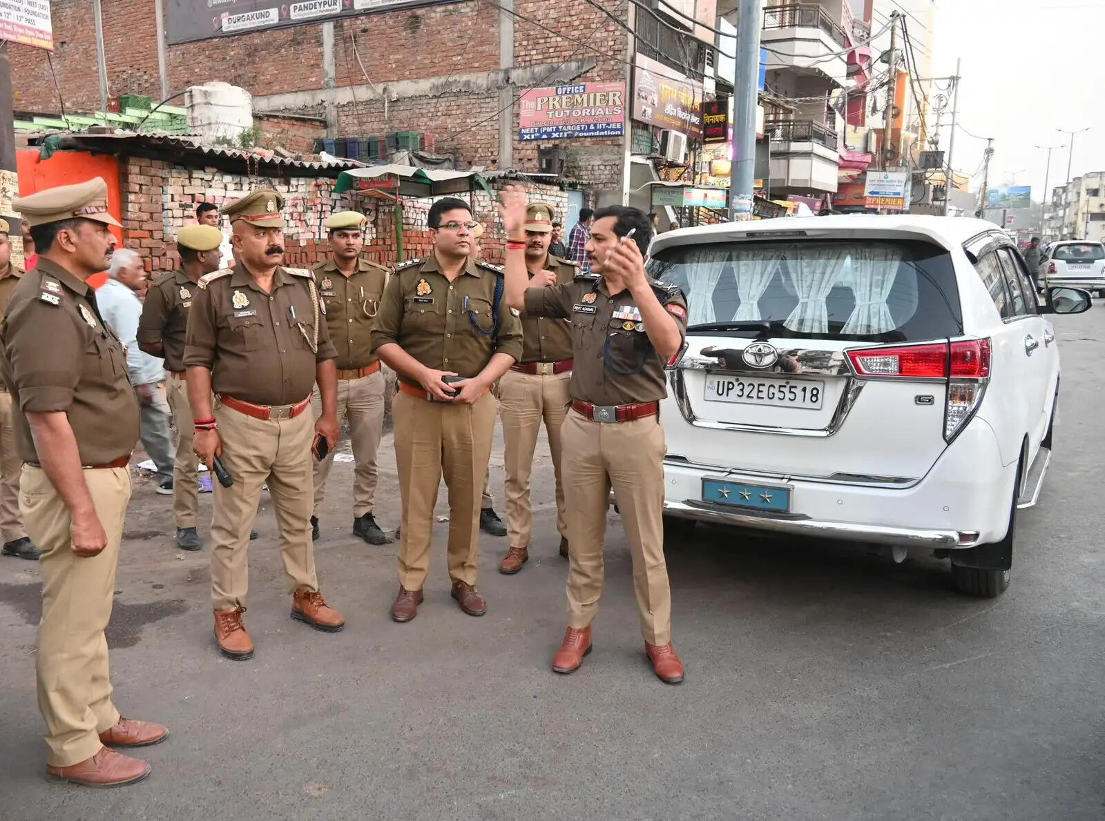 पुलिस आयुक्त कमिश्नरेट वाराणसी श्री मोहित अग्रवाल के निर्देशन में शहर में सुगम एवं सुरक्षित यातायात व्यवस्था सुनिश्चित करने के लिए विशेष अभियान चलाया गया। इस अभियान के तहत अतिक्रमण, गलत दिशा में वाहन संचालन तथा बिना नम्बर प्लेट वाहनों के विरुद्ध प्रभावी कार्रवाई की गई।