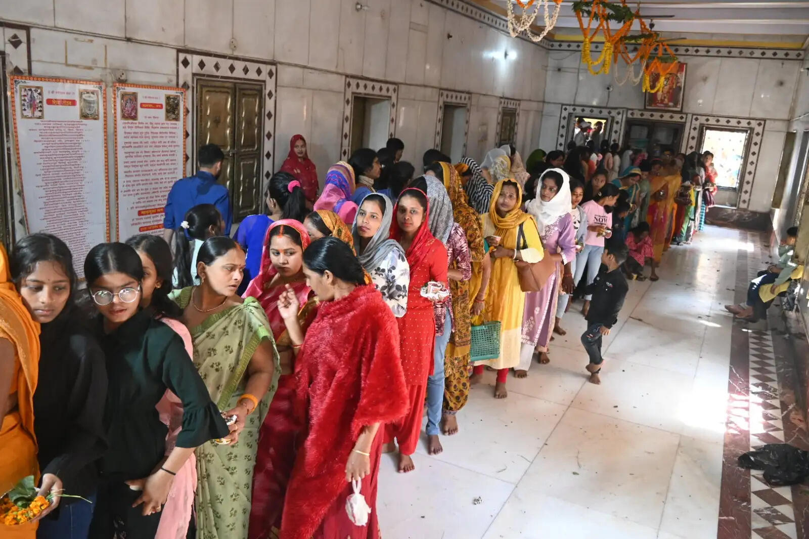 बाबा मृत्युंजय महादेव में जलाभिषेक के लिए लगी लाइन