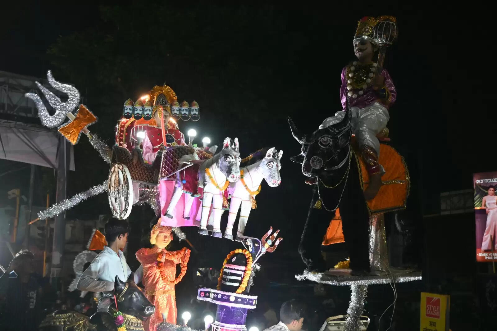 चेतगंज की विश्व प्रसिद्ध नक्क्टैया का आयोजन शुक्रवार की रात किया गया। नक्कटैया में देश भर से आए लाग विमान शामिल हुए। इसमें तरह-तरह की झाकियों ने लोगों का मन मोह लिया। पहलगाम हमले के बाद पाकिस्तान के खिलाफ भारत के ऑपरेशन सिंदूर की झांकी ने लोगों का ध्यान खींचा।