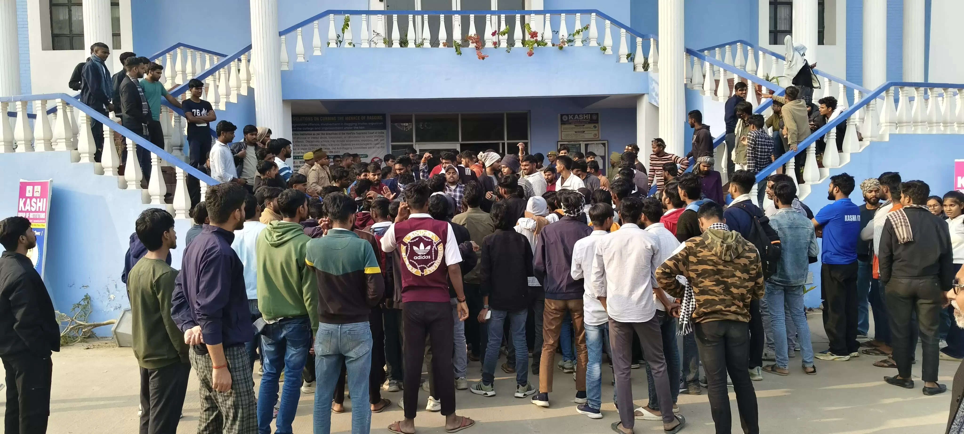 मिर्जामुराद क्षेत्र स्थित काशी इंस्टिट्यूट ऑफ टेक्नोलॉजी (केआईटी) में ऑटोनॉमस कॉलेज के नाम पर फीस, परीक्षा व्यवस्था और हॉस्टल की अव्यवस्थाओं को लेकर छात्रों का विरोध प्रदर्शन तीसरे दिन भी जारी रहा। मंगलवार को बीटेक, बीबीए, बीसीए और एमबीए प्रथम वर्ष के सैकड़ों छात्र कॉलेज परिसर के मुख्य गेट पर धरने पर बैठ गए और कॉलेज प्रशासन के खिलाफ जमकर नारेबाजी की।