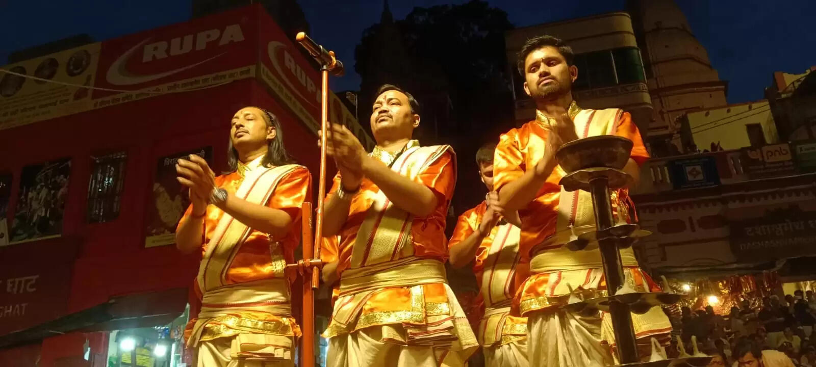 वाराणसी : मातृ दिवस पर दशाश्वमेध घाट पर वीर सैनिकों की माताओं का सम्मान, मां गंगा की हुई विशेष आरती