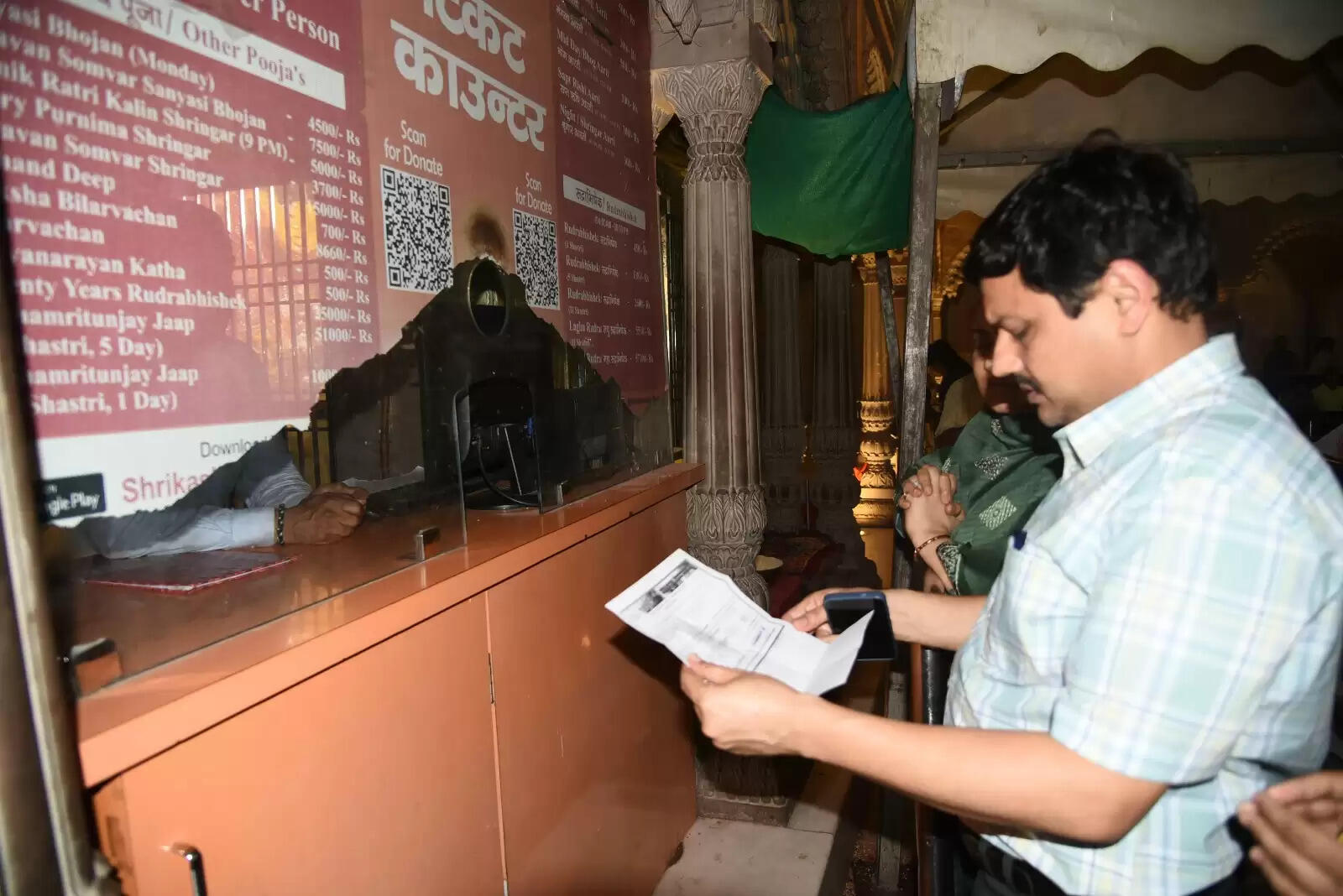 काशी से विदा होने से पहले विश्वनाथ दरबार पहुंचे कौशल राज शर्मा, मंदिर को दिया एक लाख का दान