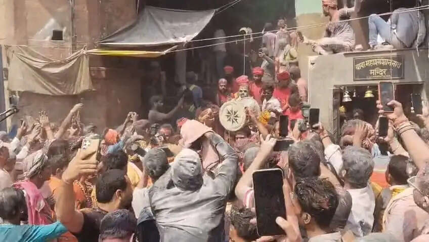 मणिकर्णिका घाट पर खेली गई चिता भस्म की होली, उमड़े काशीवासी, विदेशी सैलानी भी बने अनूठे उत्सव के साक्षी&nbsp;