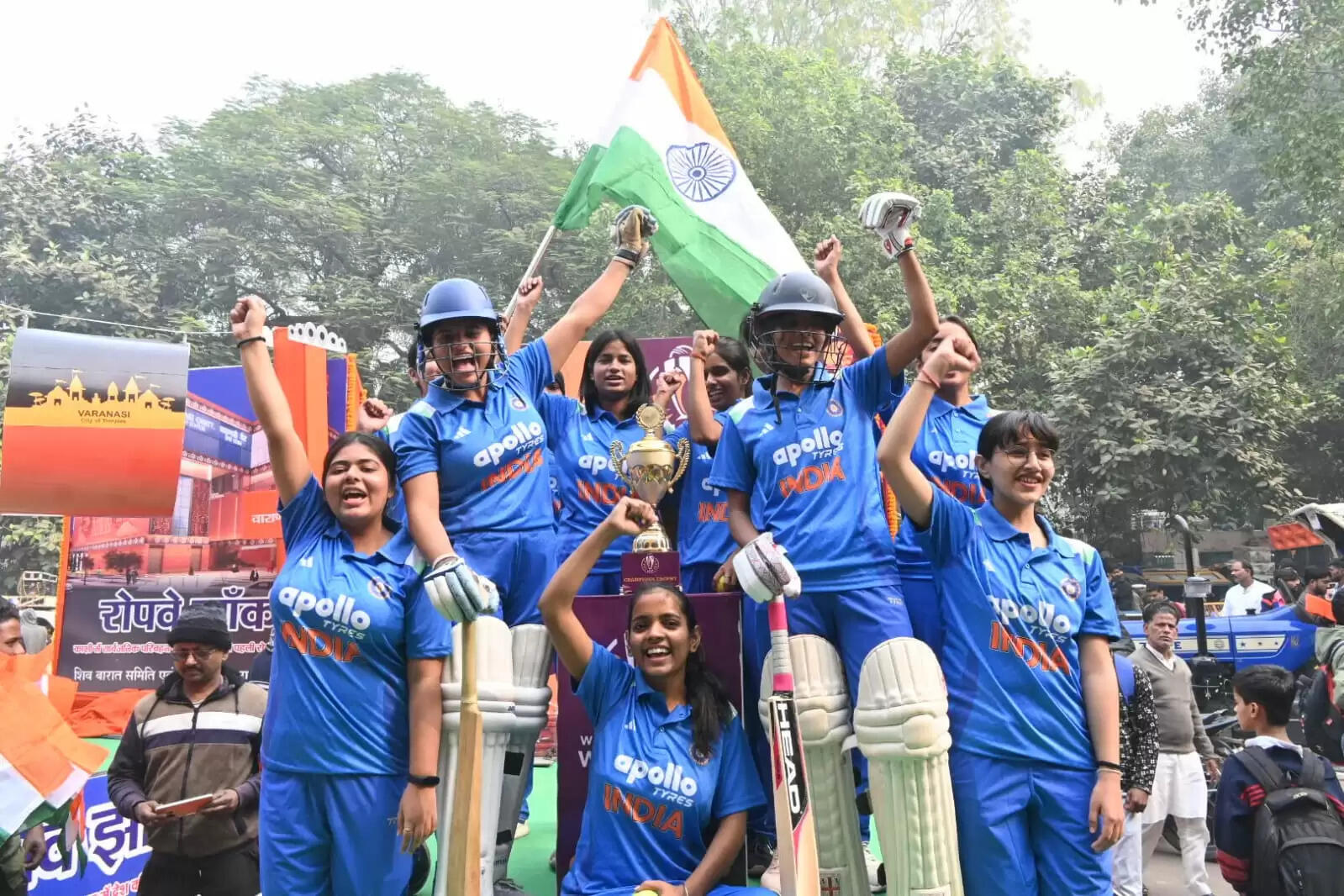 श्री काशी विश्वनाथ धाम की चौथी वर्षगांठ के अवसर पर शिव बारात समिति की ओर से शनिवार को भव्य शोभायात्रा का आयोजन किया गया। शोभायात्रा मैदागिन से प्रारंभ होकर दशाश्वमेध घाट तक निकाली गई, जिसमें शिवभक्तों की भारी भीड़ उमड़ी। डमरू-नगाड़ों की गूंज, हर-हर महादेव के जयघोष और आकर्षक झांकियों ने पूरे मार्ग को भक्तिमय वातावरण से सराबोर कर दिया।