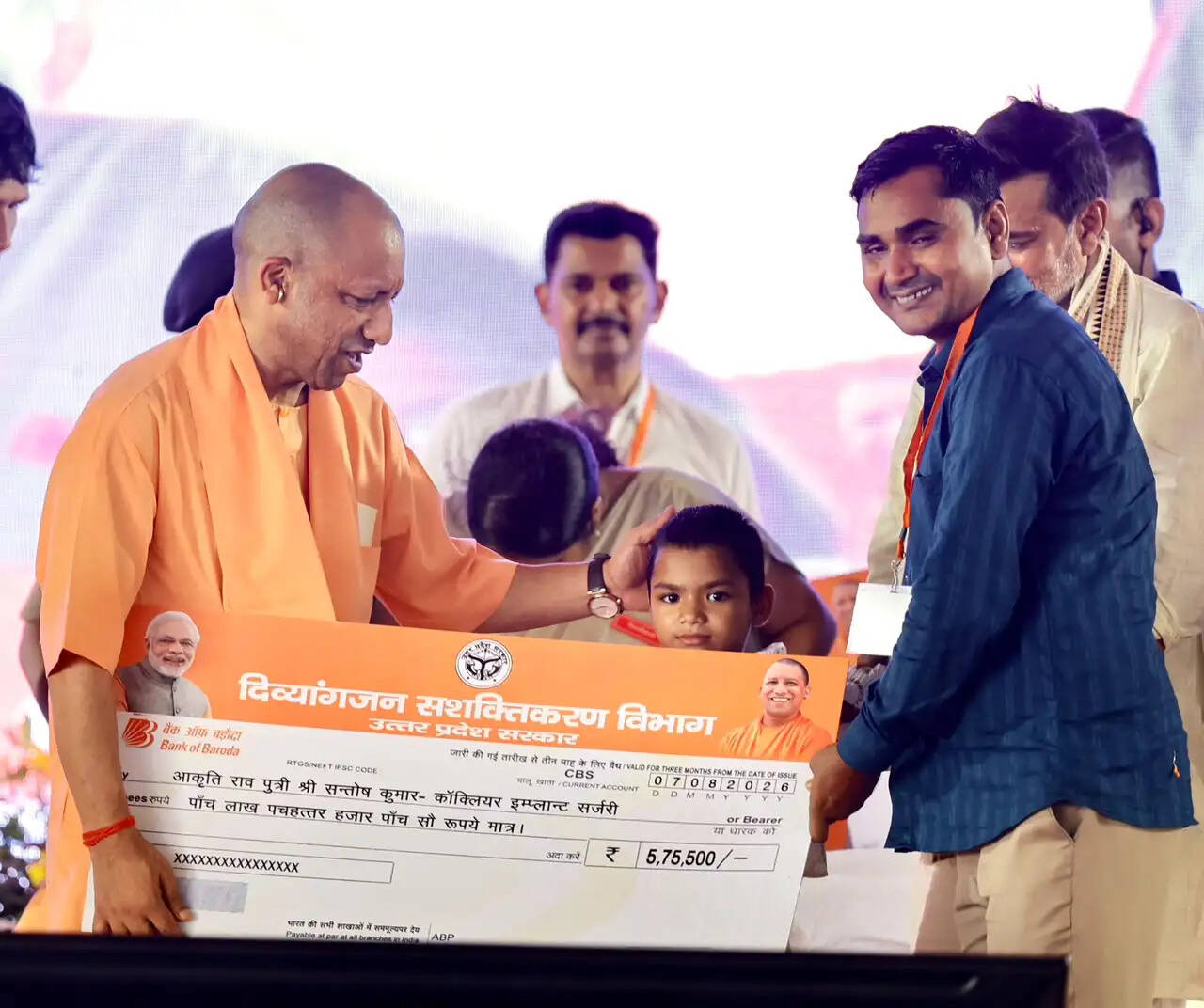 सीएम योगी ने विभिन्न योजनाओं के लाभार्थियों को चेक, प्रमाण पत्र और सांकेतिक चाबियां सौंपी