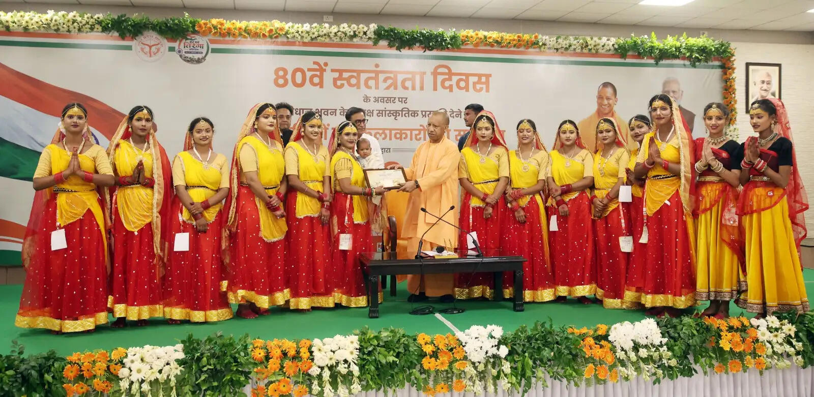 1.32 लाख से अधिक परिषदीय विद्यालयों और केजीबीवी में गूंजा- ‘भारत माता की जय’  - लगभग 1.48 करोड़ बच्चों ने तिरंगे को सलामी देकर राष्ट्रगान और वंदे मातरम् के सामूहिक गायन में लिया हिस्सा  - गीत, कविता, नृत्य, नाटक, तिरंगा रैली, वाद-विवाद और खेल प्रतियोगिताओं से जीवंत हुई स्वतंत्रता संग्राम की गौरवगाथा  - केजीबीवी की छात्राओं ने शिक्षा, सशक्तीकरण और राष्ट्रनिर्माण में बेटियों की भूमिका का दिया संदेश  - अभिभावकों और ग्रामीणों की सहभागिता से विद्यालयों में स्वतंत्रता दिवस बना जनभागीदारी का उत्सव  लखनऊ, 15 अगस्त। स्वतंत्रता दिवस के अवसर पर जब प्रदेश के 1.32 लाख से अधिक परिषदीय विद्यालयों और कस्तूरबा गांधी बालिका विद्यालयों में एक साथ ‘भारत माता की जय’ के जयघोष गूंजे, तो तिरंगे की छांव में नई पीढ़ी का राष्ट्रप्रेम और राष्ट्रनिर्माण का संकल्प एक साथ दिखाई दिया। स्वतंत्रता दिवस 2026 पर लगभग 1.41 करोड़ बच्चों ने तिरंगे को सलामी देकर राष्ट्रगान और वंदेमातरम् के सामूहिक गायन में सहभागिता की।   सुबह से ही विद्यालय परिसर देशभक्ति के रंग में रंगे रहे। तिरंगे, फूलों और रंग-बिरंगी सजावट के बीच बच्चों ने गीत, कविता, नृत्य, नाटक और तिरंगा रैली के माध्यम से आजादी के अमर नायकों के त्याग और बलिदान को याद किया। तिरंगे को सलामी देते बच्चों का उत्साह और ‘भारत माता की जय’ के जयघोष ने स्वतंत्रता दिवस के आयोजन को भावनात्मक और राष्ट्रप्रेरक स्वर दिया। इन आयोजनों ने यह संकल्प भी मजबूत किया कि शिक्षा से सशक्त नई पीढ़ी ही विकसित, एकजुट और आत्मनिर्भर भारत की मजबूत नींव तैयार करेगी।  राज्य स्तर पर भी शान से लहराया राष्ट्रध्वज स्वतंत्रता दिवस के अवसर पर महानिदेशक, स्कूल शिक्षा एवं राज्य परियोजना निदेशक कार्यालय/शिक्षा निदेशक (बेसिक) कैंप कार्यालय में महानिदेशक स्कूल शिक्षा मोनिका रानी एवं शिक्षा निदेशक (बेसिक) अनिल भूषण चतुर्वेदी ने संयुक्त रूप से ध्वजारोहण किया। इस अवसर पर बेसिक शिक्षा राज्यमंत्री (स्वतंत्र प्रभार) संदीप सिंह का संदेश पढ़कर सुनाया गया। संदेश में शिक्षा को राष्ट्रनिर्माण का सशक्त माध्यम बनाते हुए बच्चों के उज्ज्वल, सक्षम और जिम्मेदार भविष्य के निर्माण के संकल्प को रेखांकित किया गया।  शैक्षिक संस्थानों में अमर शहीदों को नमन राज्य शैक्षिक अनुसंधान एवं प्रशिक्षण परिषद (एससीईआरटी) में निदेशक गणेश कुमार तथा राज्य शैक्षिक तकनीकी संस्थान में निदेशक डॉ. मुकेश चंद्र ने ध्वजारोहण कर राष्ट्रध्वज को नमन किया। संयुक्त निदेशक डॉ. पवन सचान, प्रशासनिक अधिकारी लव कुमार की उपस्थिति में इस अवसर पर अमर शहीदों को भावभीनी श्रद्धांजलि अर्पित करते हुए स्वतंत्रता दिवस के महत्व को स्मरण किया गया। राष्ट्र की एकता, अखंडता और प्रगति के प्रति प्रतिबद्धता भी दोहराई गई।  देशभक्ति के रंग में रंगे विद्यालय प्रदेशभर के विद्यालयों में देशभक्ति गीत, नृत्य, कविताओं और नाटकों की प्रस्तुतियों ने स्वतंत्रता आंदोलन की गौरवगाथा को जीवंत किया। विभिन्न विद्यालयों में तिरंगा रैलियां निकाली गईं। वाद-विवाद और खेल प्रतियोगिताओं के माध्यम से बच्चों को स्वतंत्रता संग्राम के इतिहास, राष्ट्रीय मूल्यों और देश के प्रति जिम्मेदारी से जोड़ा गया। विद्यालय प्रांगणों में बच्चों की प्रस्तुतियों और सामूहिक गतिविधियों ने स्वतंत्रता दिवस को महज एक औपचारिक आयोजन से आगे बढ़ाकर सीख, सहभागिता और राष्ट्रप्रेम के उत्सव में बदल दिया।  बेटियों ने दिया राष्ट्रनिर्माण का संदेश प्रदेश के कस्तूरबा गांधी बालिका विद्यालयों में छात्राओं ने विशेष उत्साह के साथ स्वतंत्रता दिवस मनाया। गीत, कविता और नाट्य प्रस्तुतियों के माध्यम से उन्होंने स्वतंत्रता सेनानियों के शौर्य और बलिदान को याद किया। छात्राओं की प्रस्तुतियों ने यह संदेश भी दिया कि बेटियां शिक्षा, आत्मनिर्भरता और राष्ट्रनिर्माण की अग्रिम पंक्ति में अपनी भूमिका निभा रही हैं।  विद्यालय बने जनभागीदारी के केंद्र स्वतंत्रता दिवस समारोह में बच्चों के साथ अभिभावकों और ग्रामीणों ने भी उत्साहपूर्वक सहभागिता की। इससे विद्यालयों में आयोजित कार्यक्रम सामुदायिक उत्सव का रूप लेते दिखाई दिए। गांव से शहर तक विद्यालय परिसरों में तिरंगे के नीचे एकता, भाईचारे, प्रेम और देशभक्ति का संदेश गूंजता रहा।